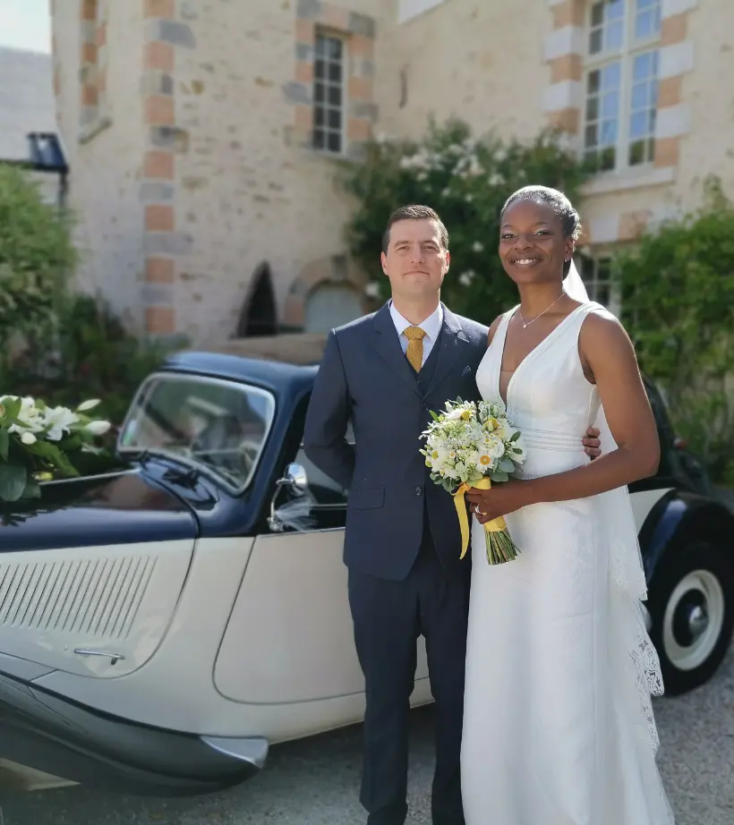 Citroen traction beige et noir avec les mariés devant