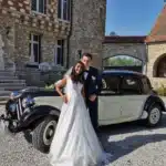 Voiture citroen traction beige et blanche avec les mariés devant