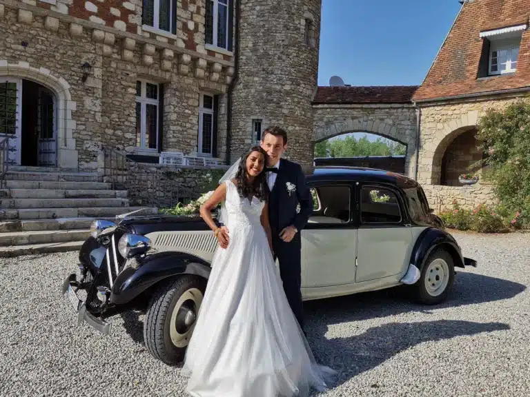 Voiture citroen traction beige et blanche avec les mariés devant